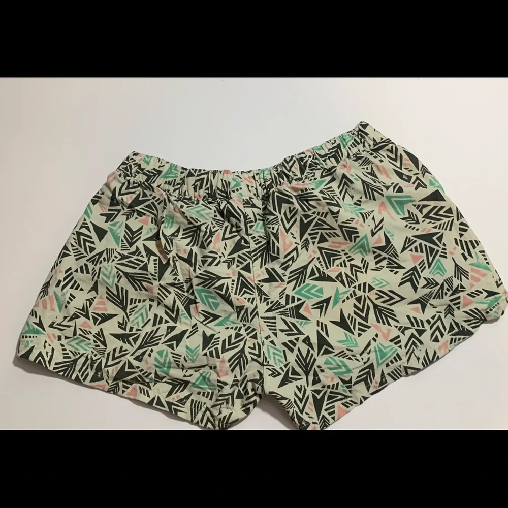 Patagonia patterned shorts - Picture 2 of 3